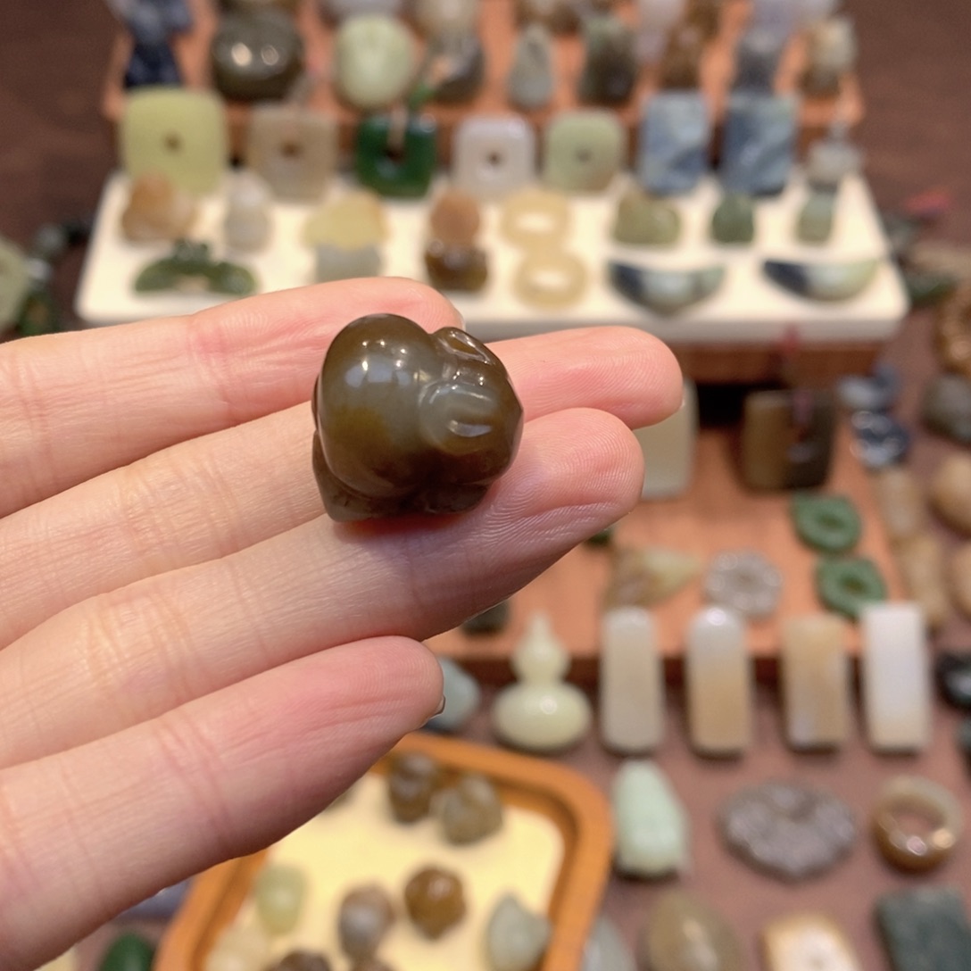 猫***猫和田玉未镶嵌颈饰