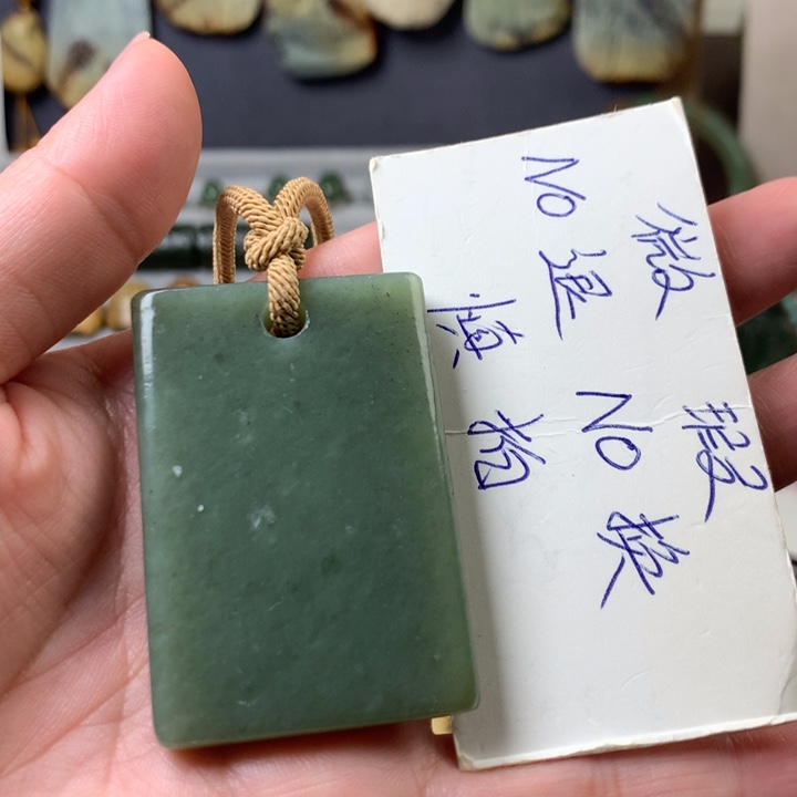 透闪石质玉挂件未镶嵌