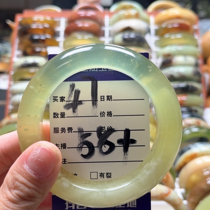 蛇纹石玉手镯未镶嵌?