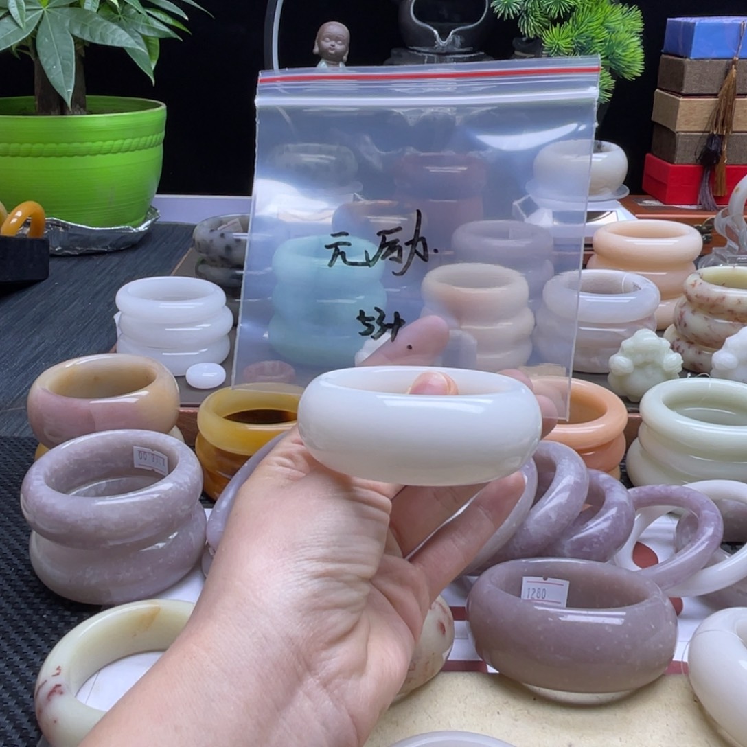 元****石英岩玉未镶嵌手镯