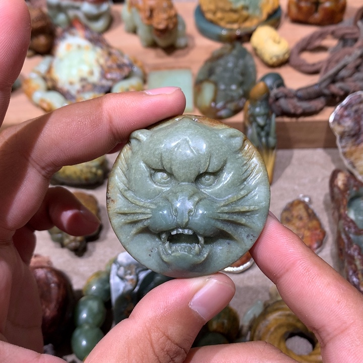 未镶嵌岫岩河磨玉（透闪石质玉）把件