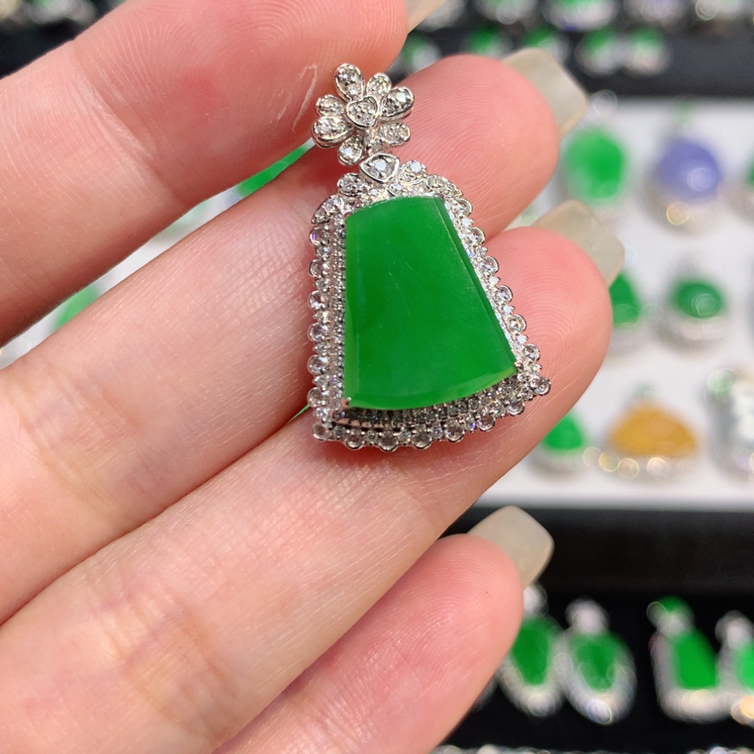 翡翠18K金镶嵌颈饰