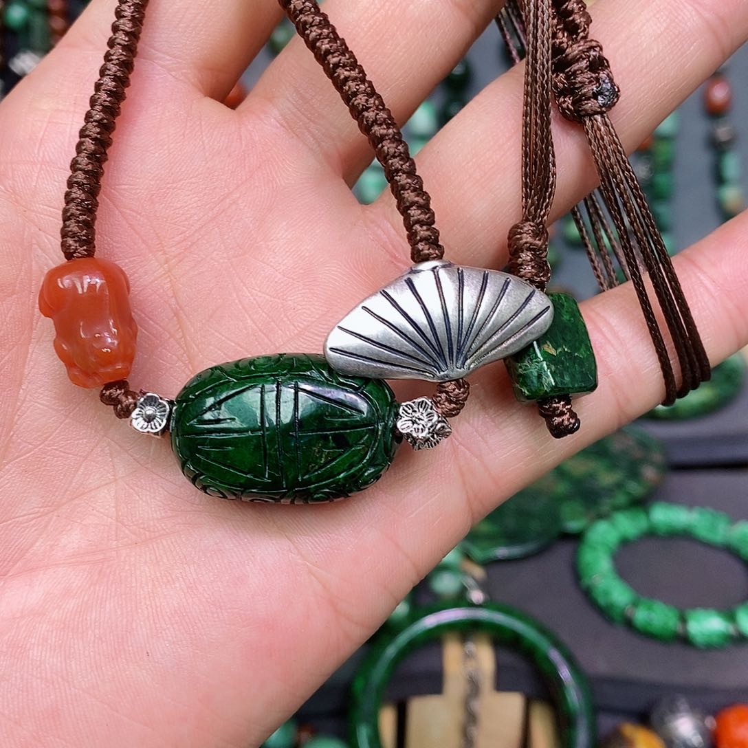 翡翠颈饰未镶嵌漂亮美眉