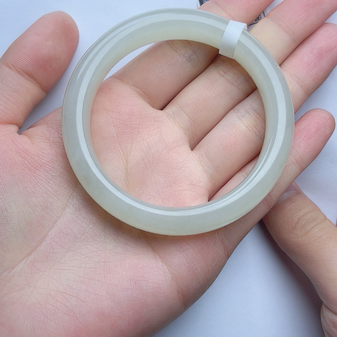 和田玉手镯57加圈口。k k未镶嵌