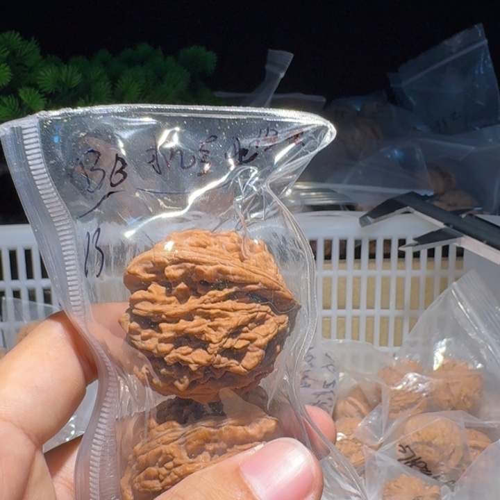 B***理文玩核桃吊坠白狮子