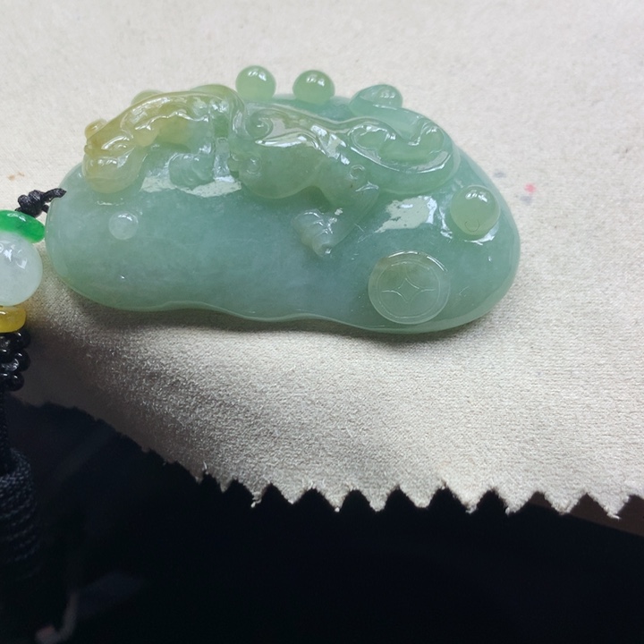 翡翠颈饰未镶嵌吊坠