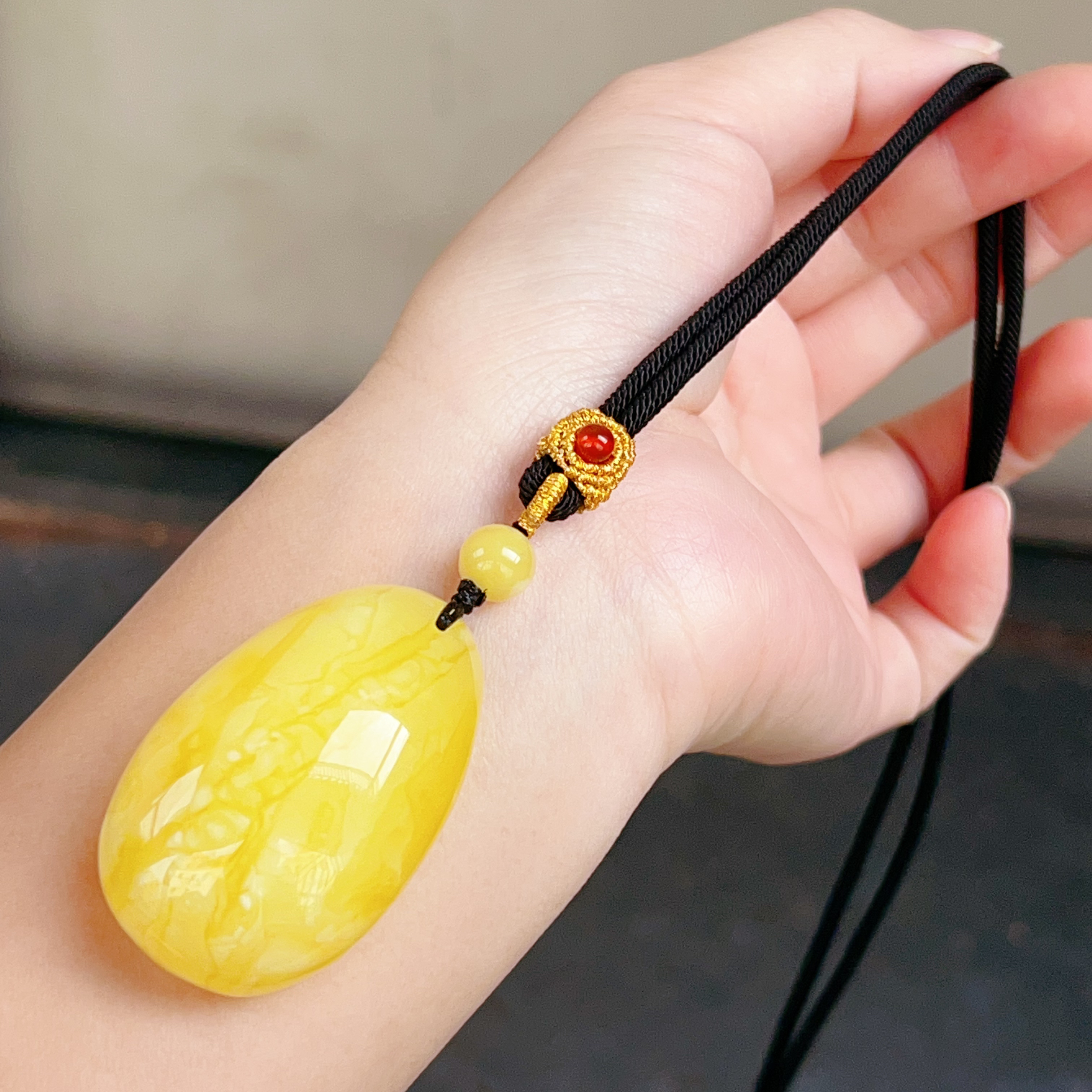 满蜡黄白花蜜蜡水滴吊坠，15.5克，尺寸45.8*29.5*17.6mm