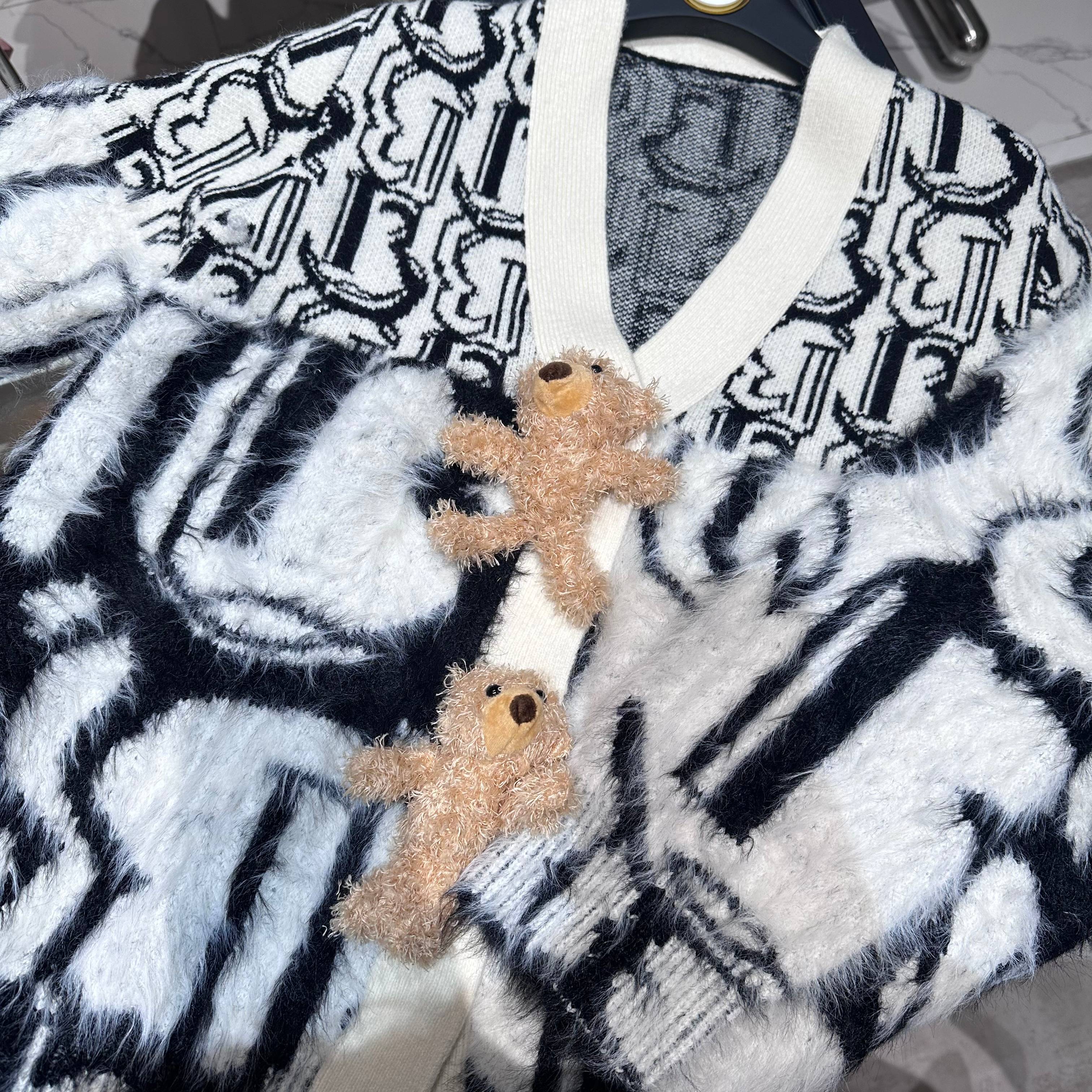 FOG（074）设计师款黑白条彩色字母针织衫毛衣 5N01WT247