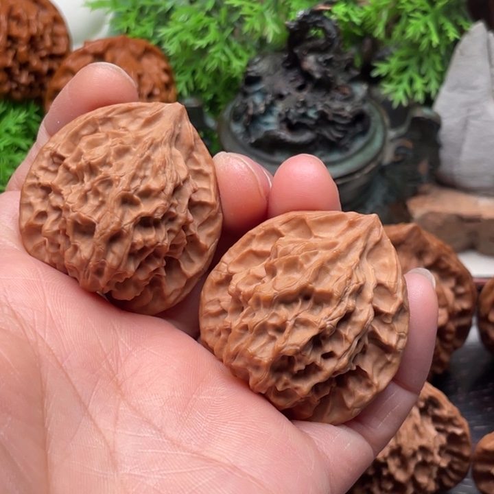 文玩核桃麒麟纹鸡心37尺寸