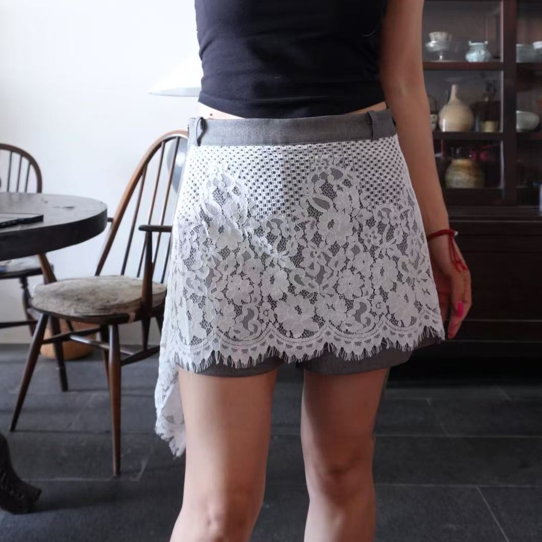 A2228拼蕾丝短裤灰色镂空包臀防走光