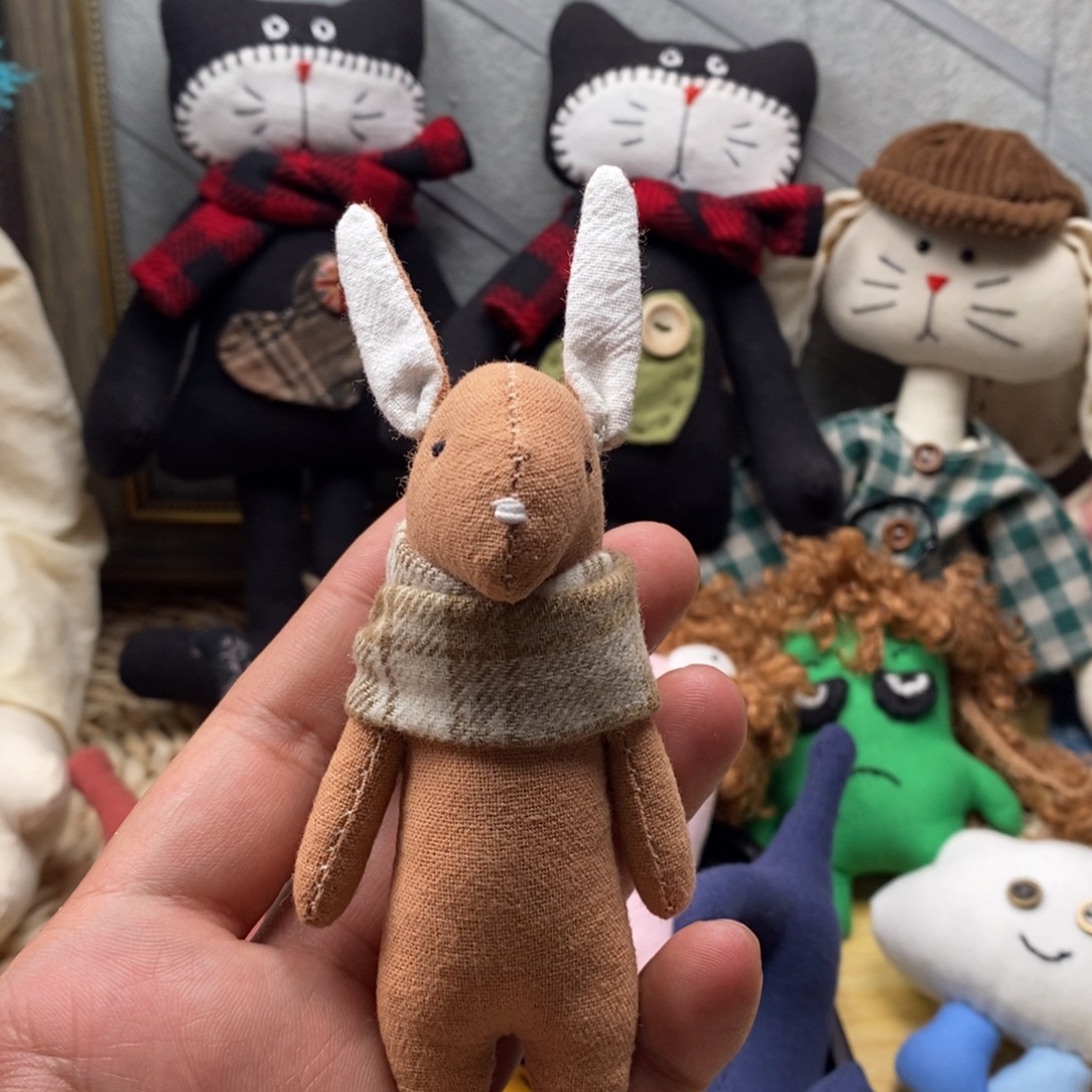 亚麻棉兔子的胸针