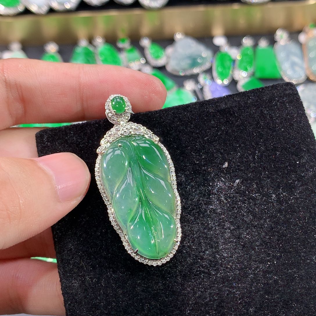 翡翠18K金镶嵌颈饰