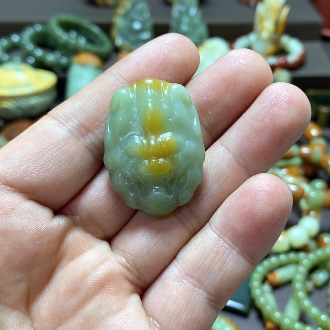 透闪石质玉吊坠未镶嵌金*