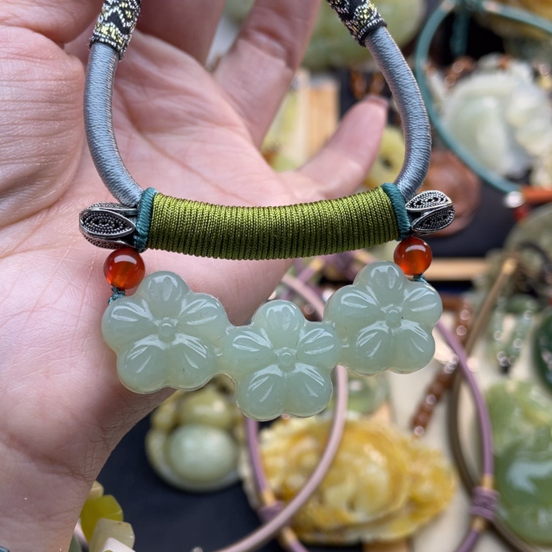 蛇纹石玉颈饰未镶嵌