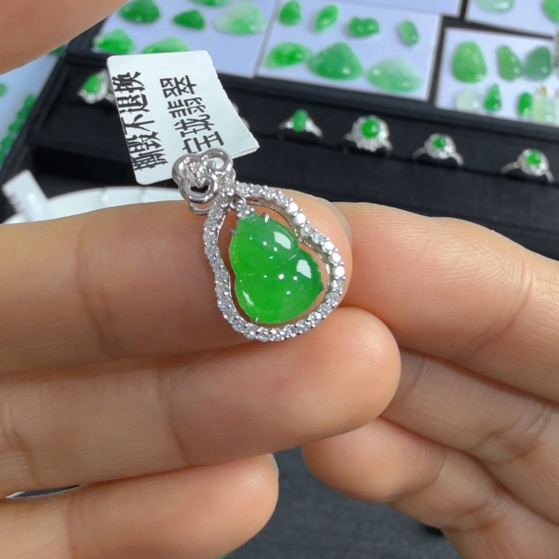 翡翠吊坠(不含链)18K金镶嵌葫芦