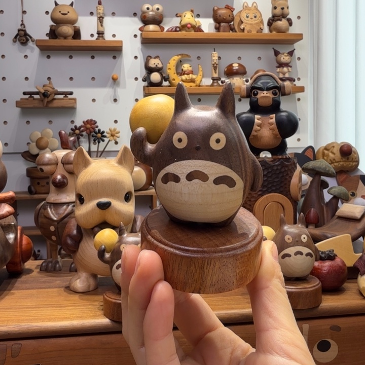 木背起球的小龙猫