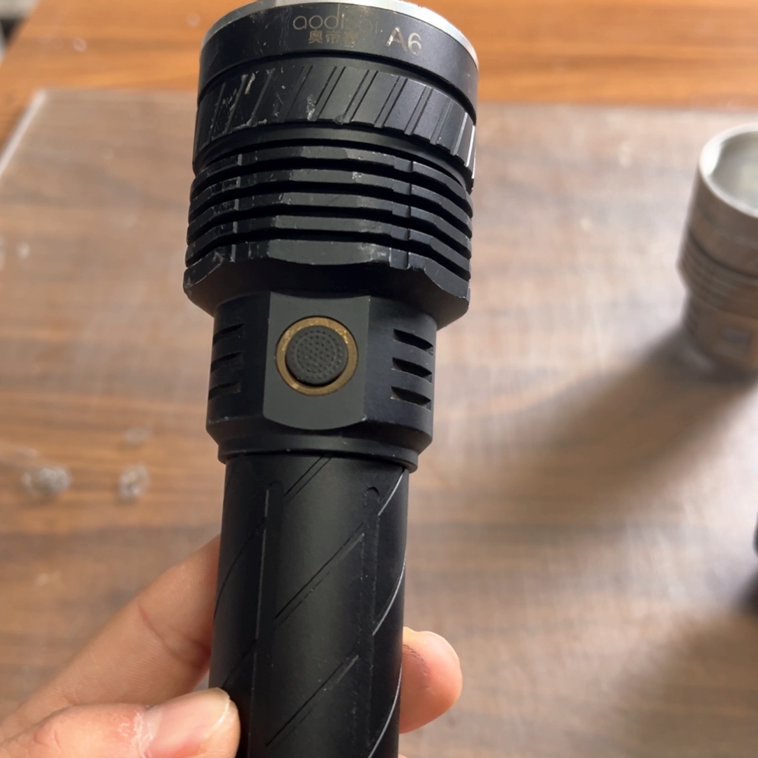 A6强光照射手电筒