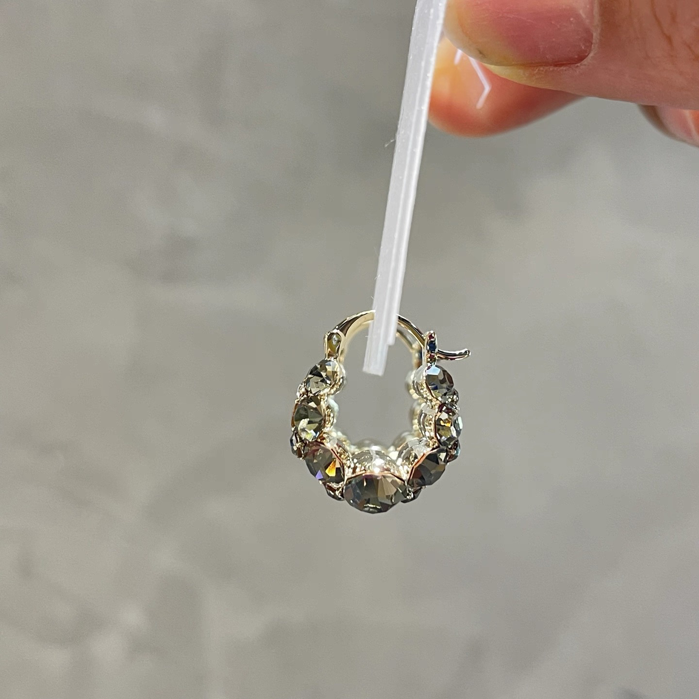 铜合金合成锆石耳饰 简约设计灰钻耳环