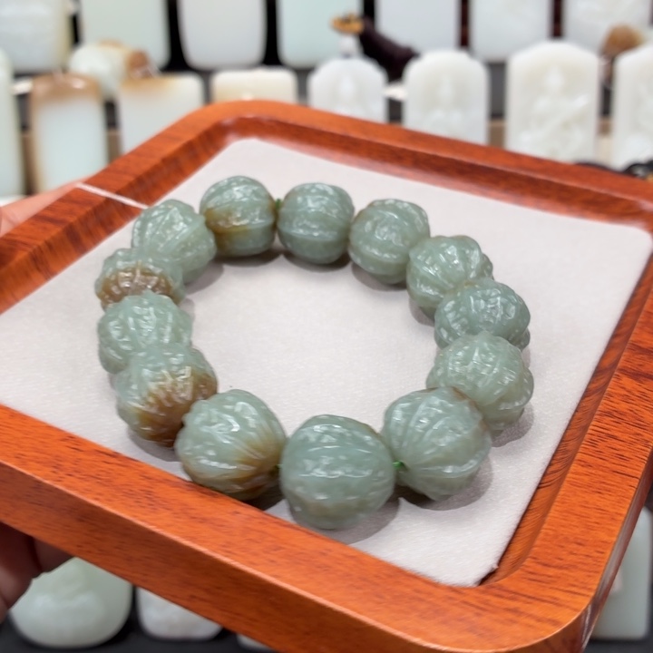 那***事和田玉未镶嵌颈饰