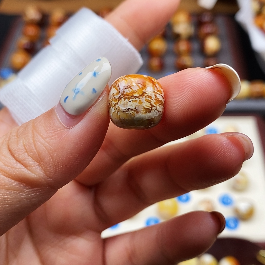 賀***賀琥珀未镶嵌裸石蜜蜡