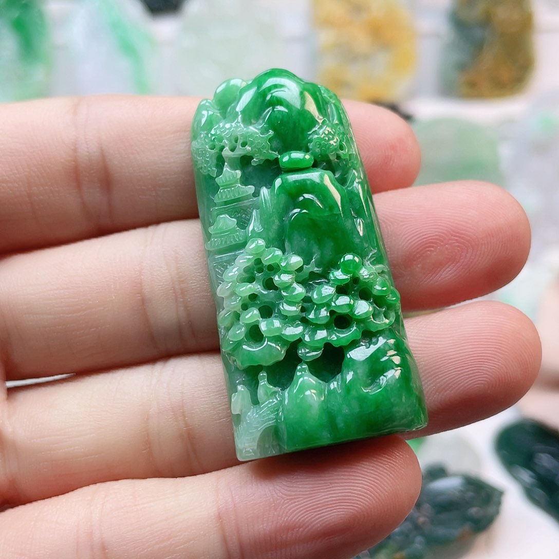 翡翠颈饰未镶嵌山水