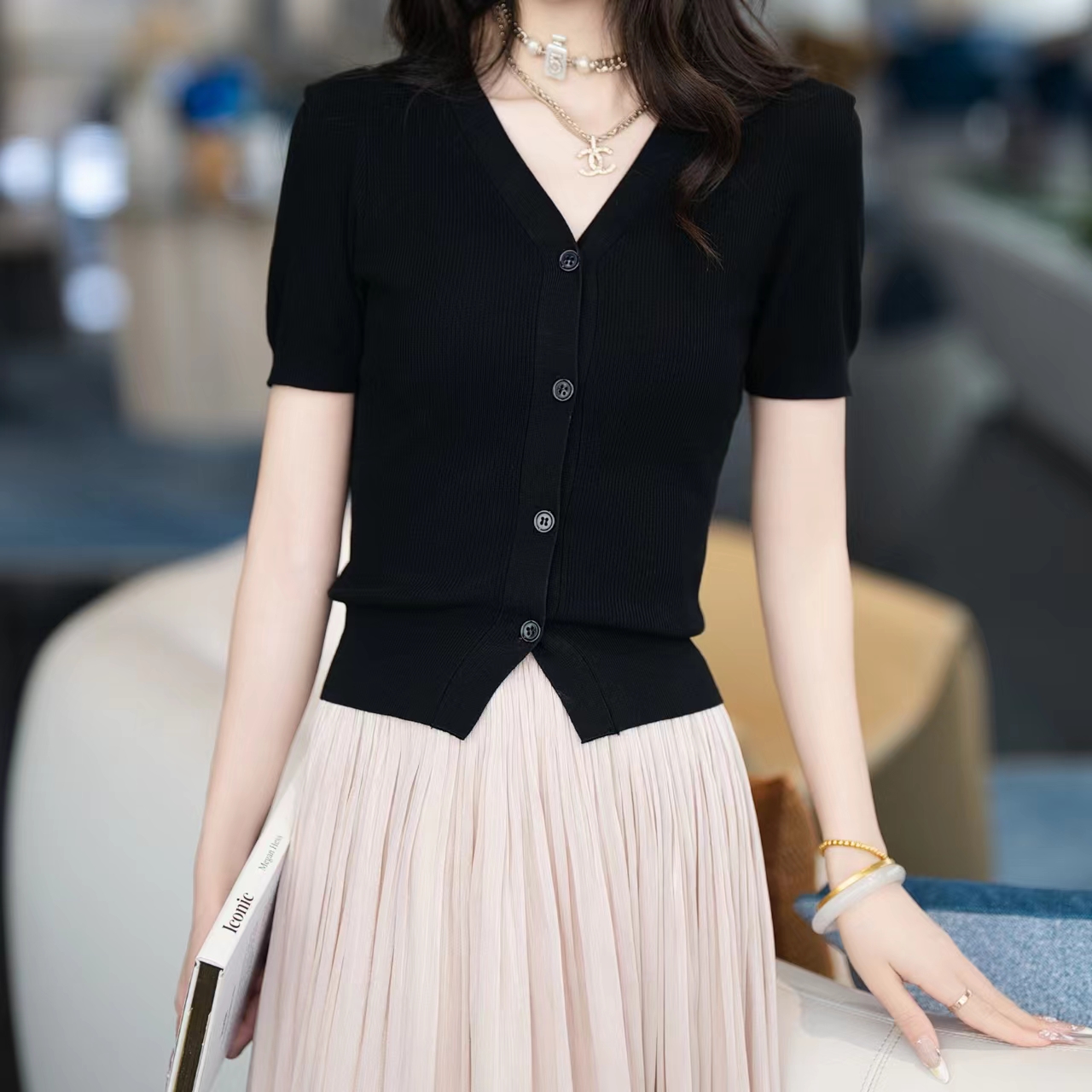 2025新款独特显瘦上衣超好看减龄V领单排扣设计感小众短袖T恤女