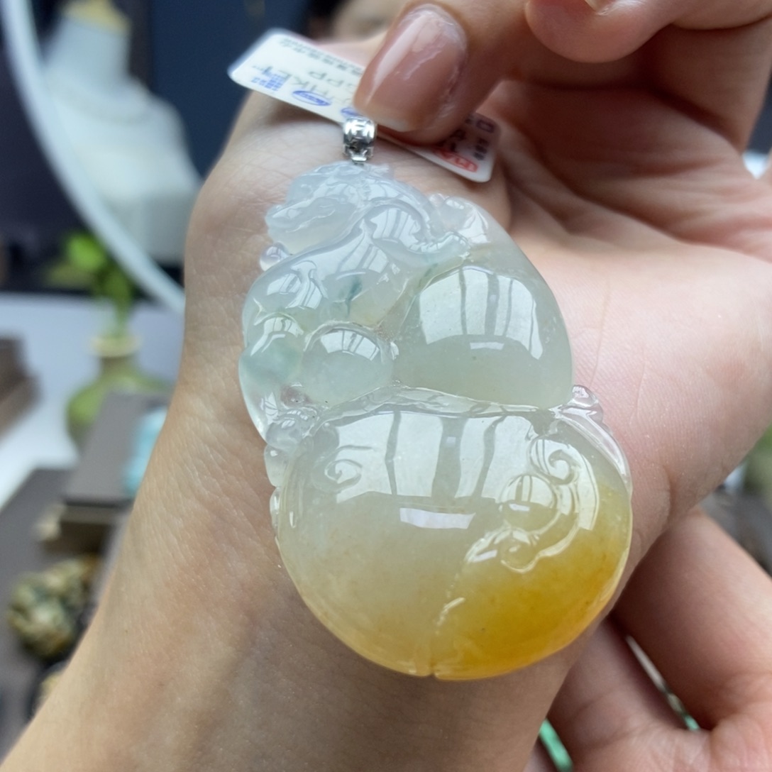 翡翠18K金镶嵌颈饰吊坠32