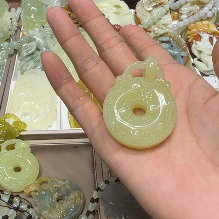 蛇纹石玉吊坠未镶嵌东**程