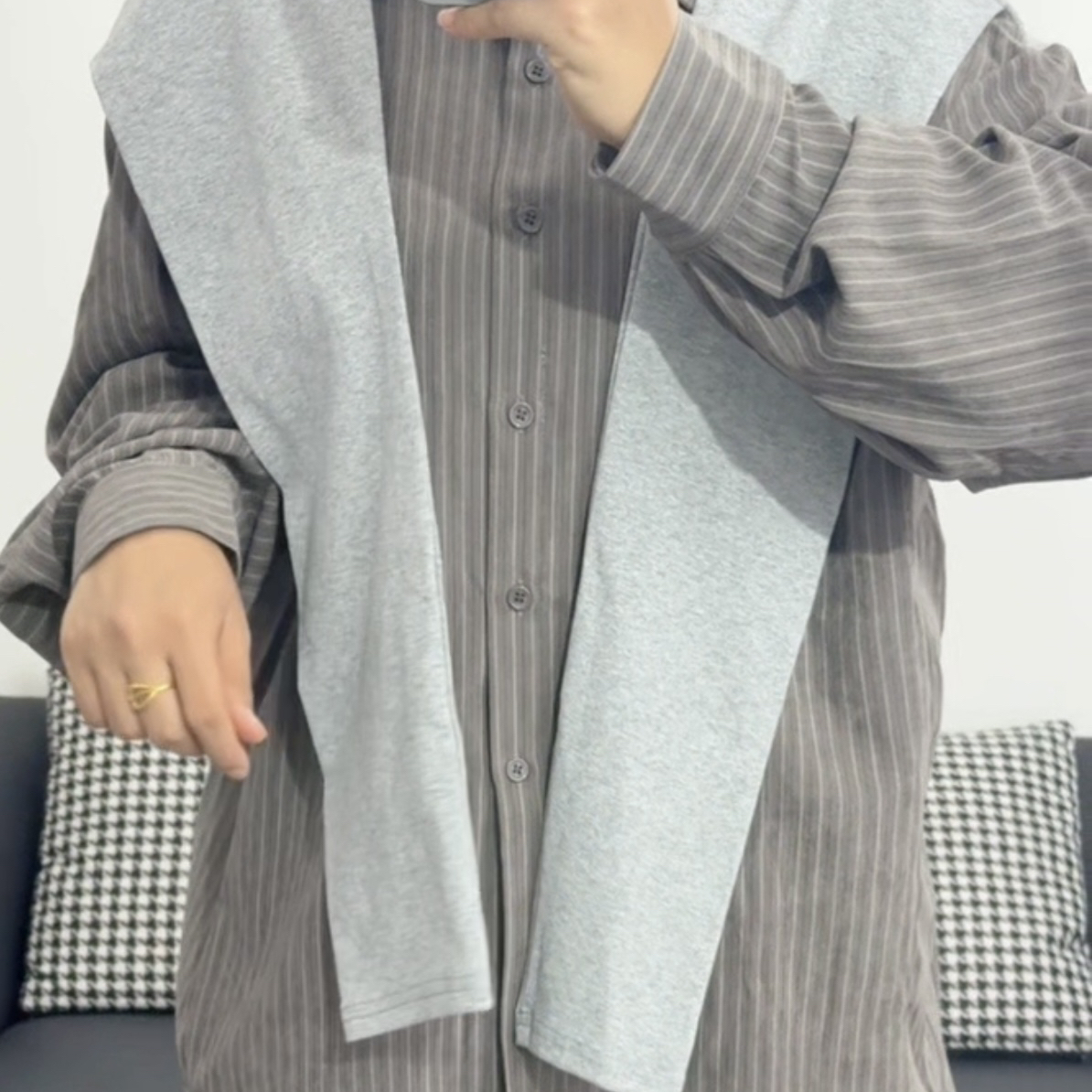 秋季时尚翻领条纹长袖衬衫搭配披肩女款宽松显瘦百搭衬衣