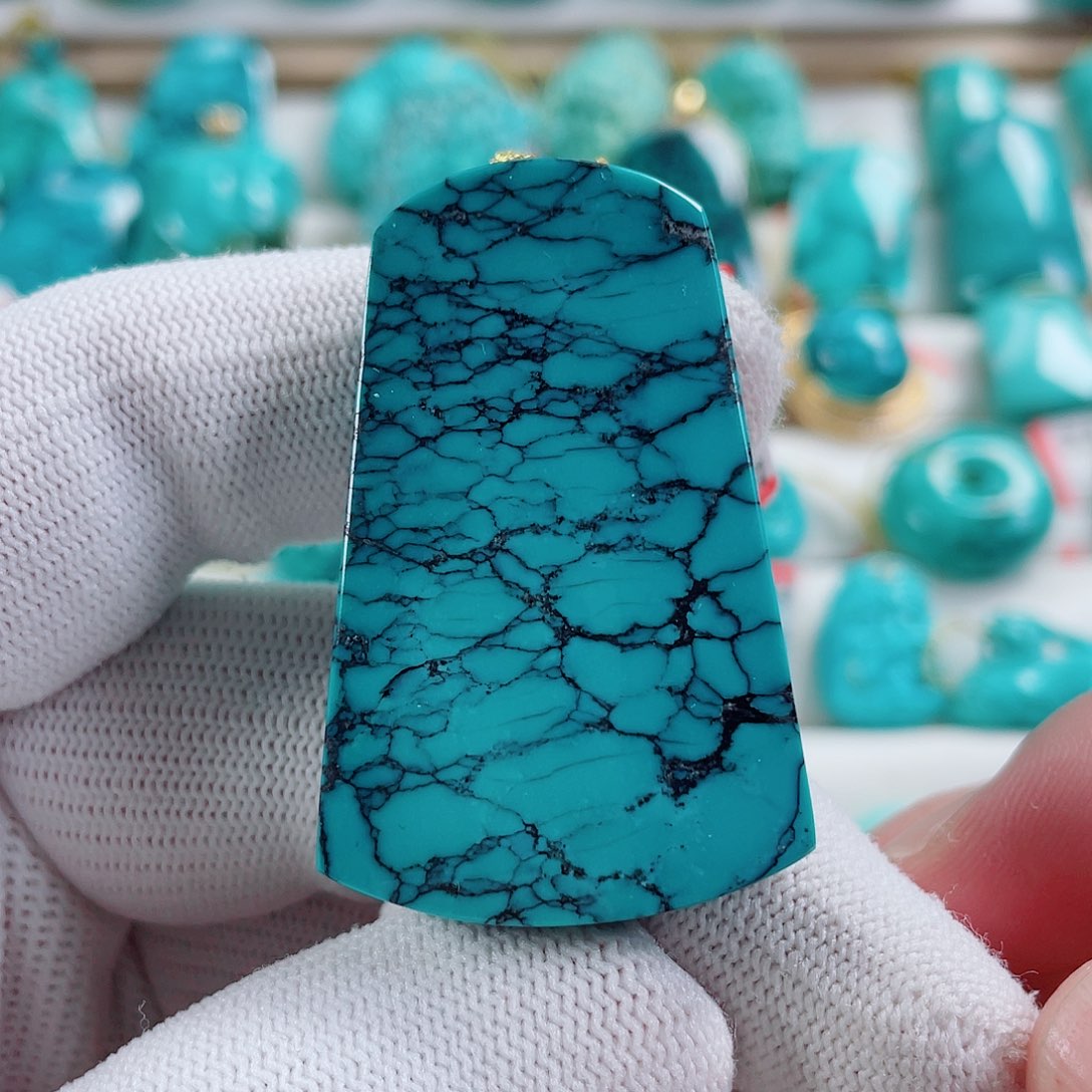 绿松石未镶嵌颈饰