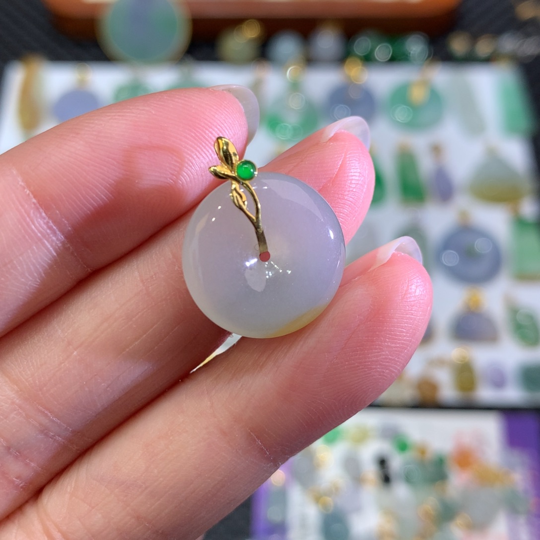 翡翠颈饰18K金镶嵌翡翠吊坠的未镶嵌