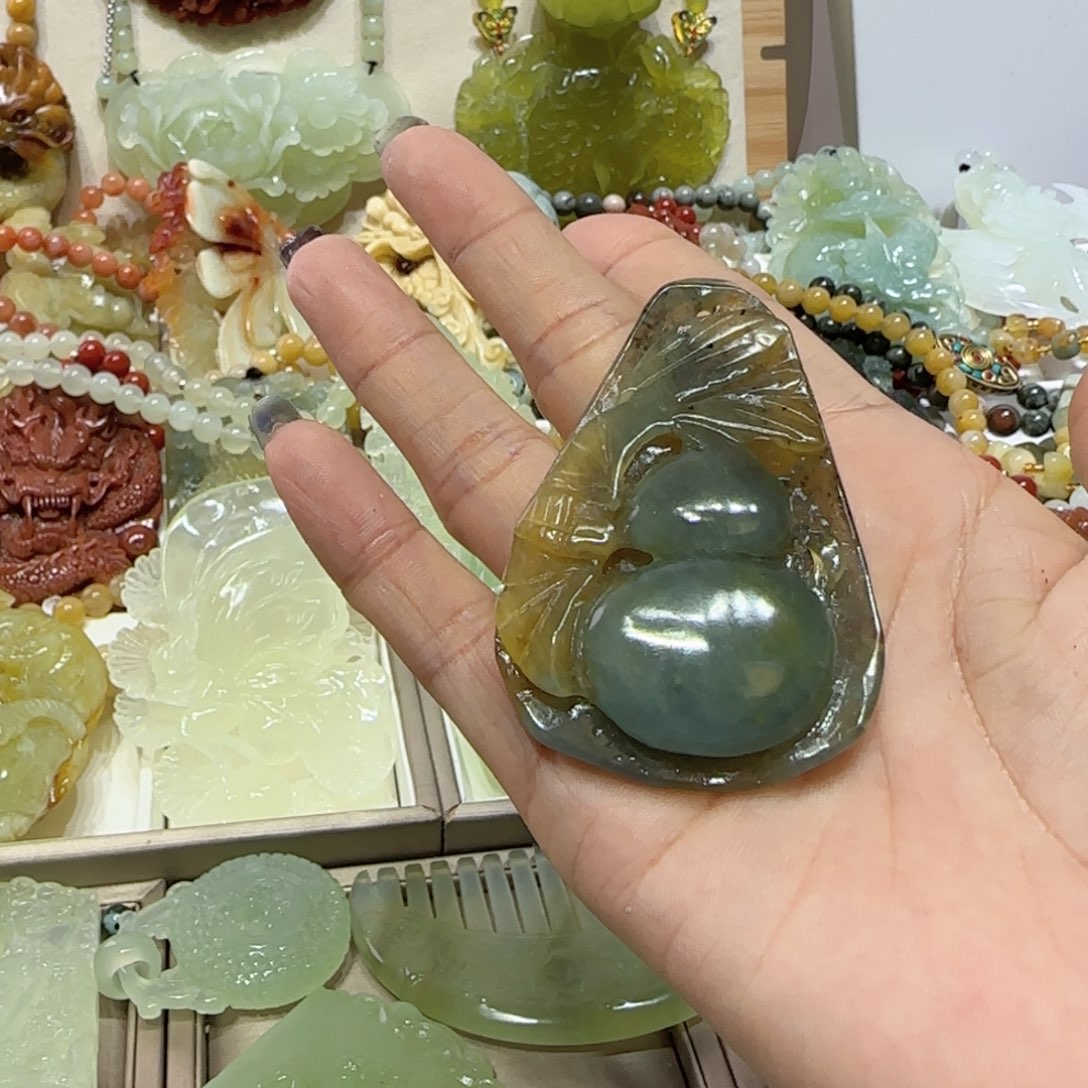 未镶嵌蛇纹石玉吊坠张*猪