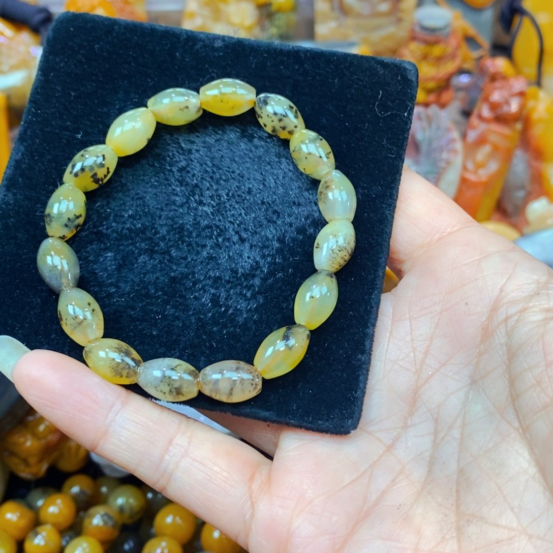 未镶嵌石英质玉（黄龙玉）颈饰