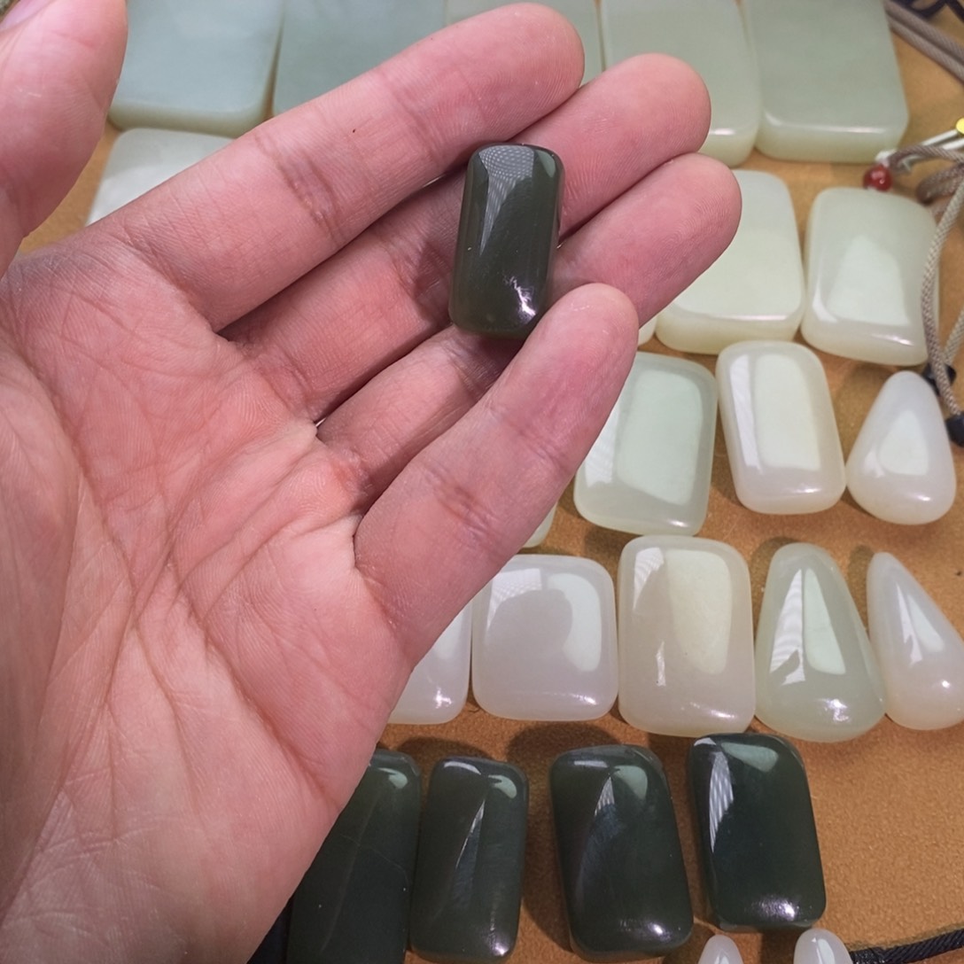 和田玉颈饰未镶嵌微瑕有包容