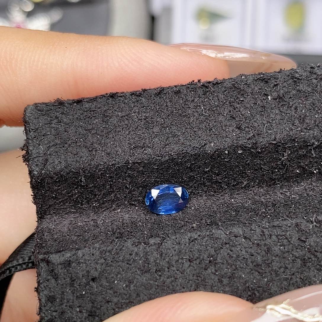 蓝宝石裸石未镶嵌颜色比较浓郁火彩不错864号0.54ct