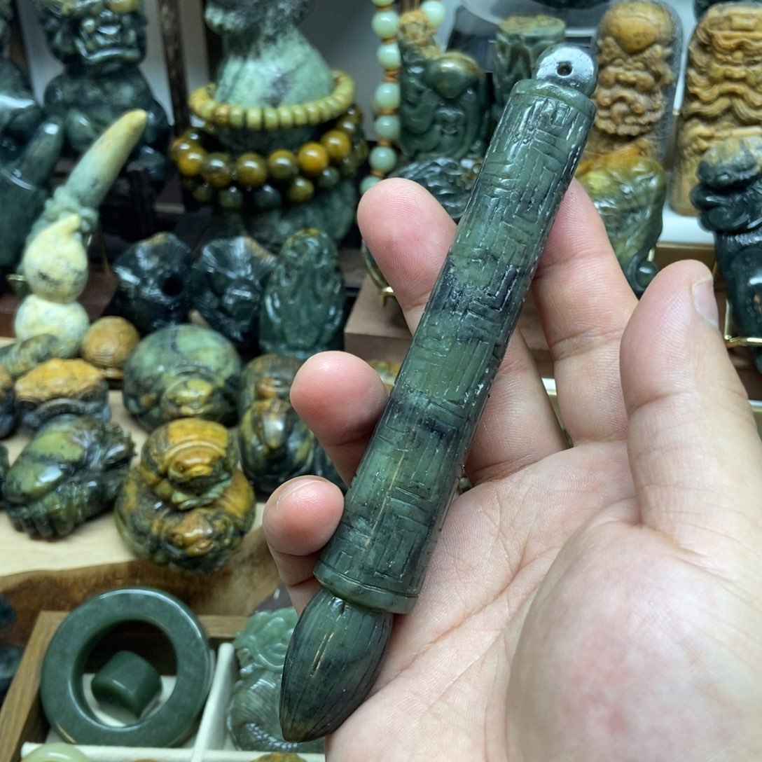 未镶嵌岫岩河磨玉（透闪石质玉）把件