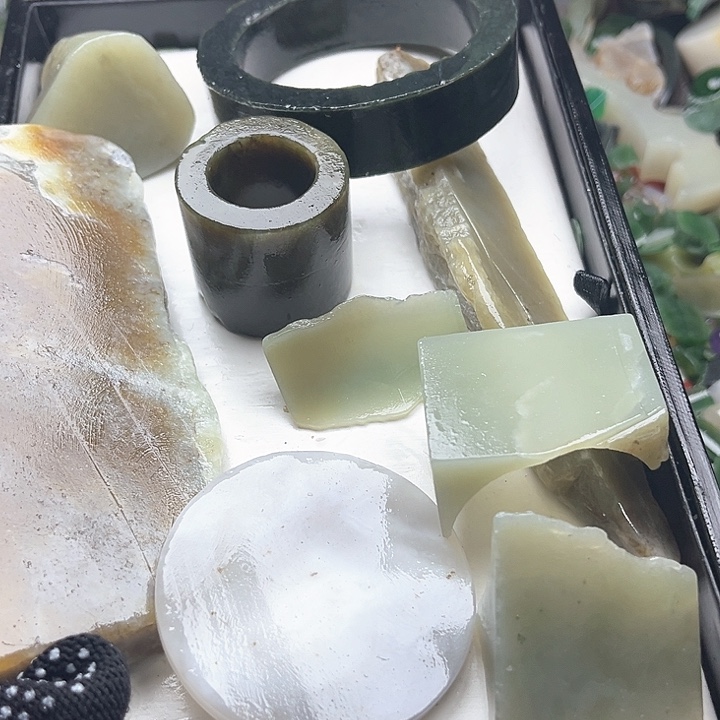 和田玉（糖玉）和田玉边角料9K金镶嵌君*曼