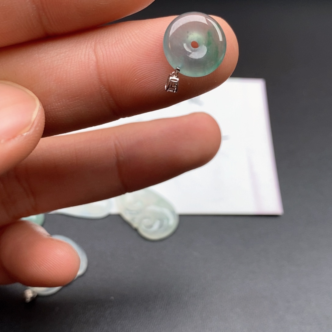 颈饰18K金镶嵌翡翠