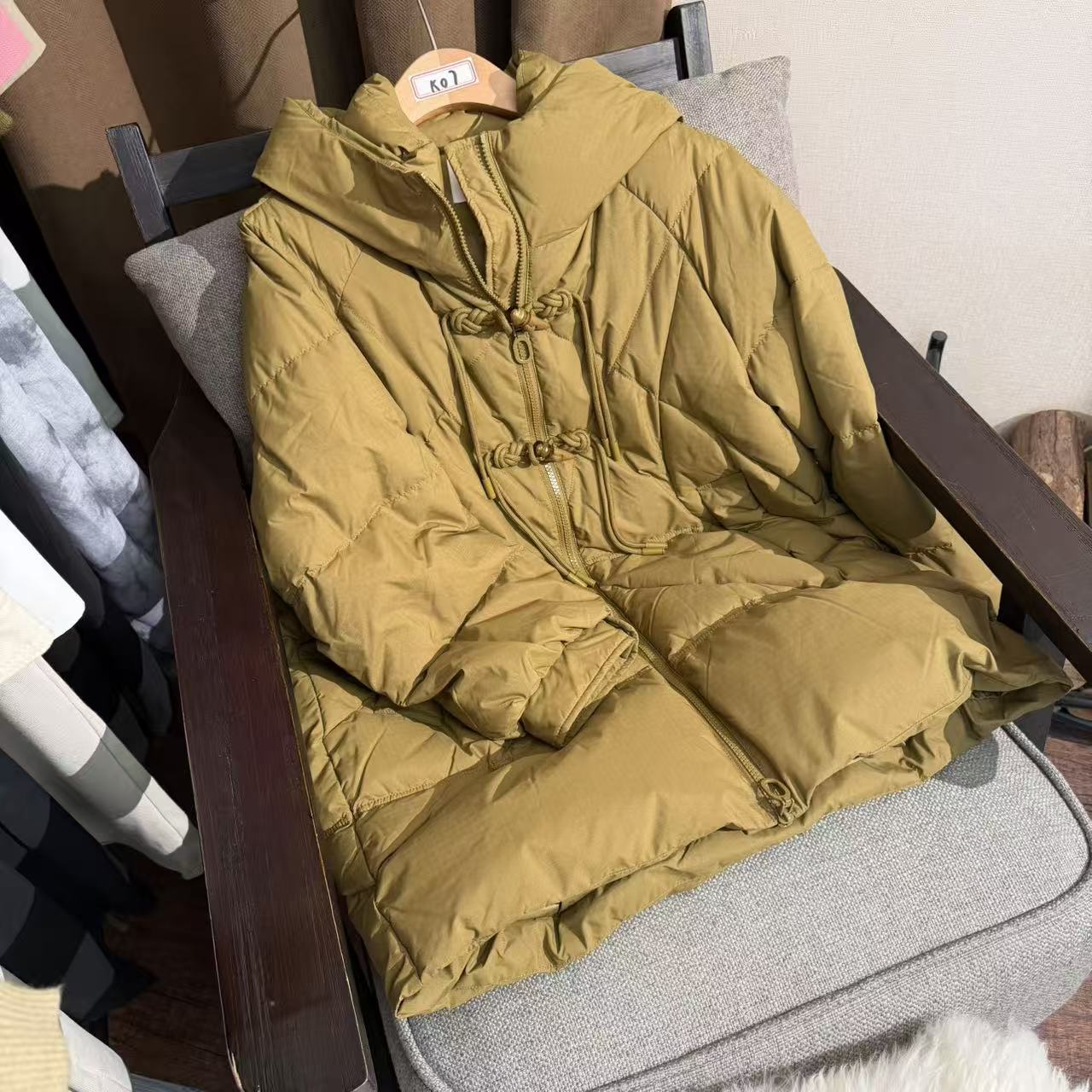 【首次PO价】西町村屋 羽绒服新款连帽简约设计鹅绒服YD7205011