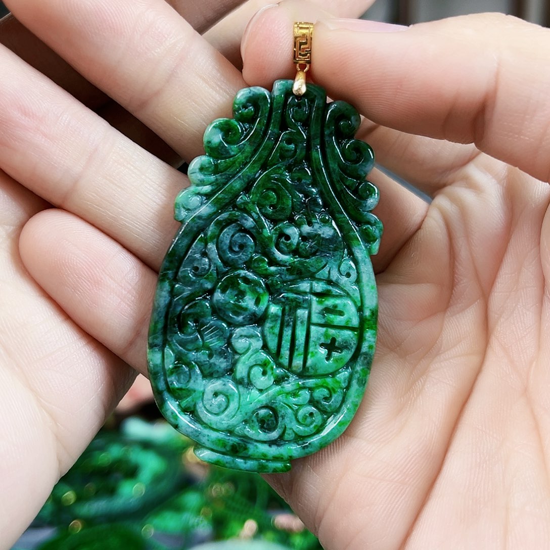 翡翠颈饰18K金镶嵌吊坠多样性