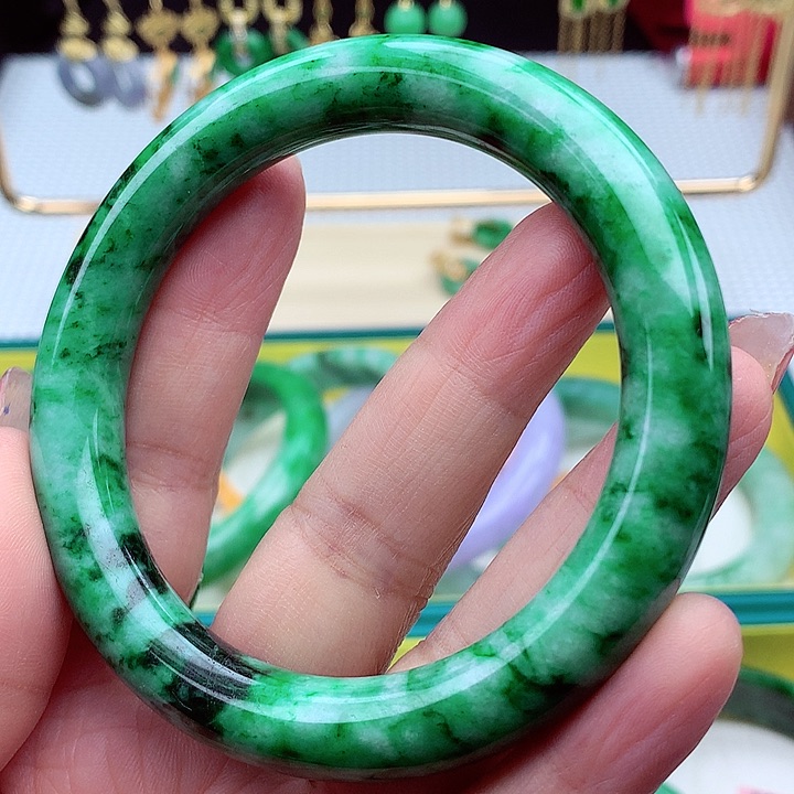 翡翠手镯未镶嵌翡翠