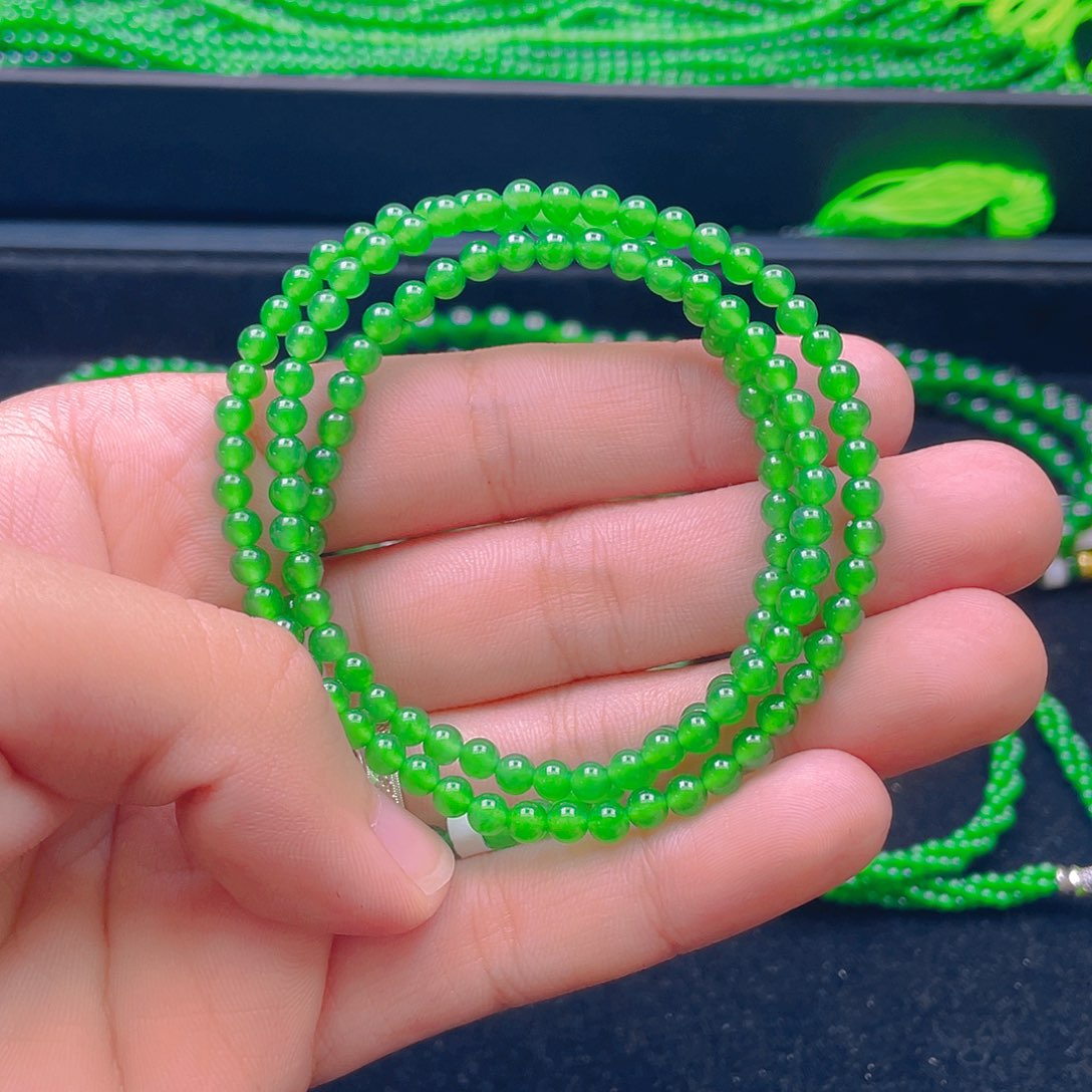 翡翠未镶嵌颈饰      