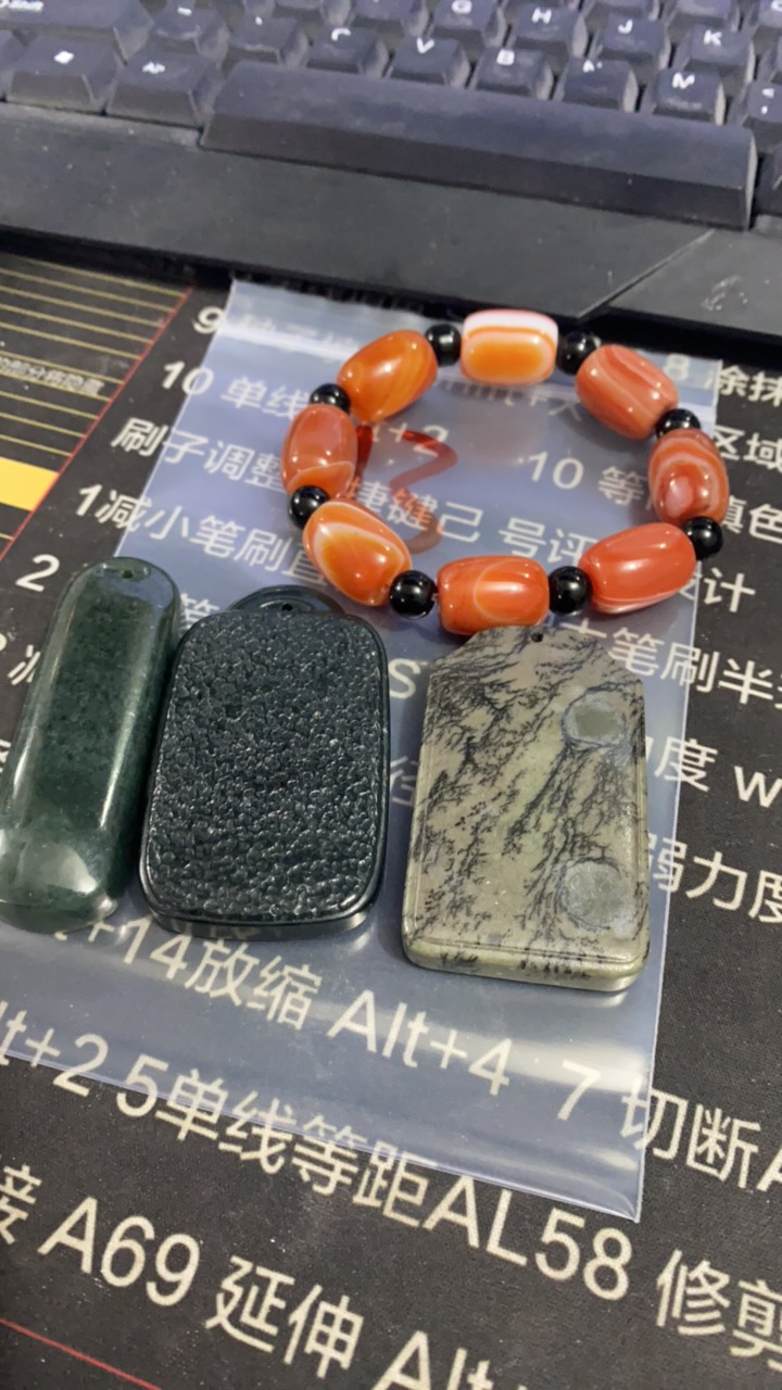 13号 和田玉4件。