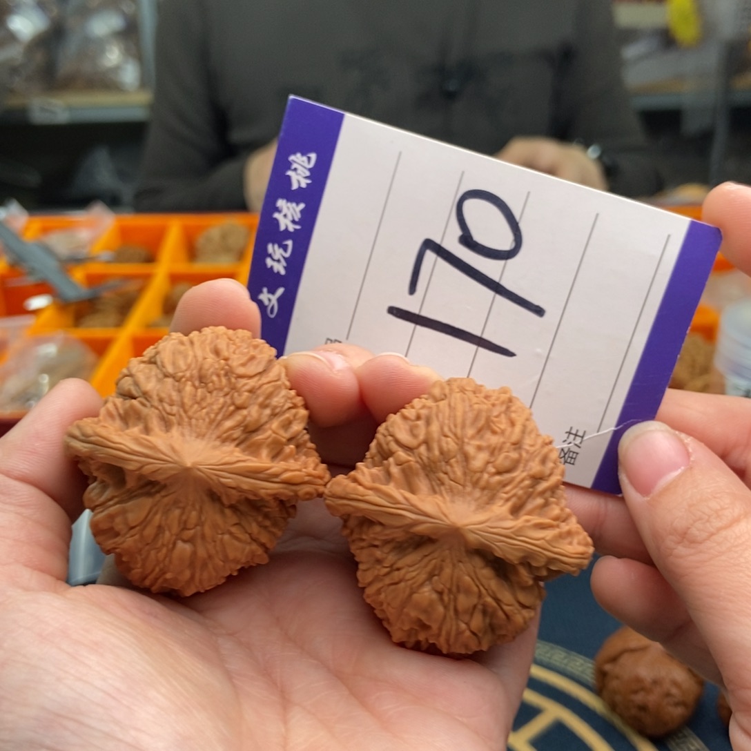 文玩核桃吊坠43红狮子