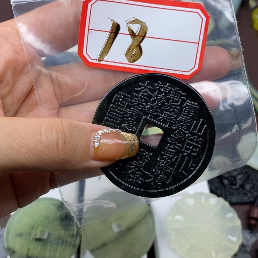 蛇纹石玉颈饰未镶嵌剑****）18