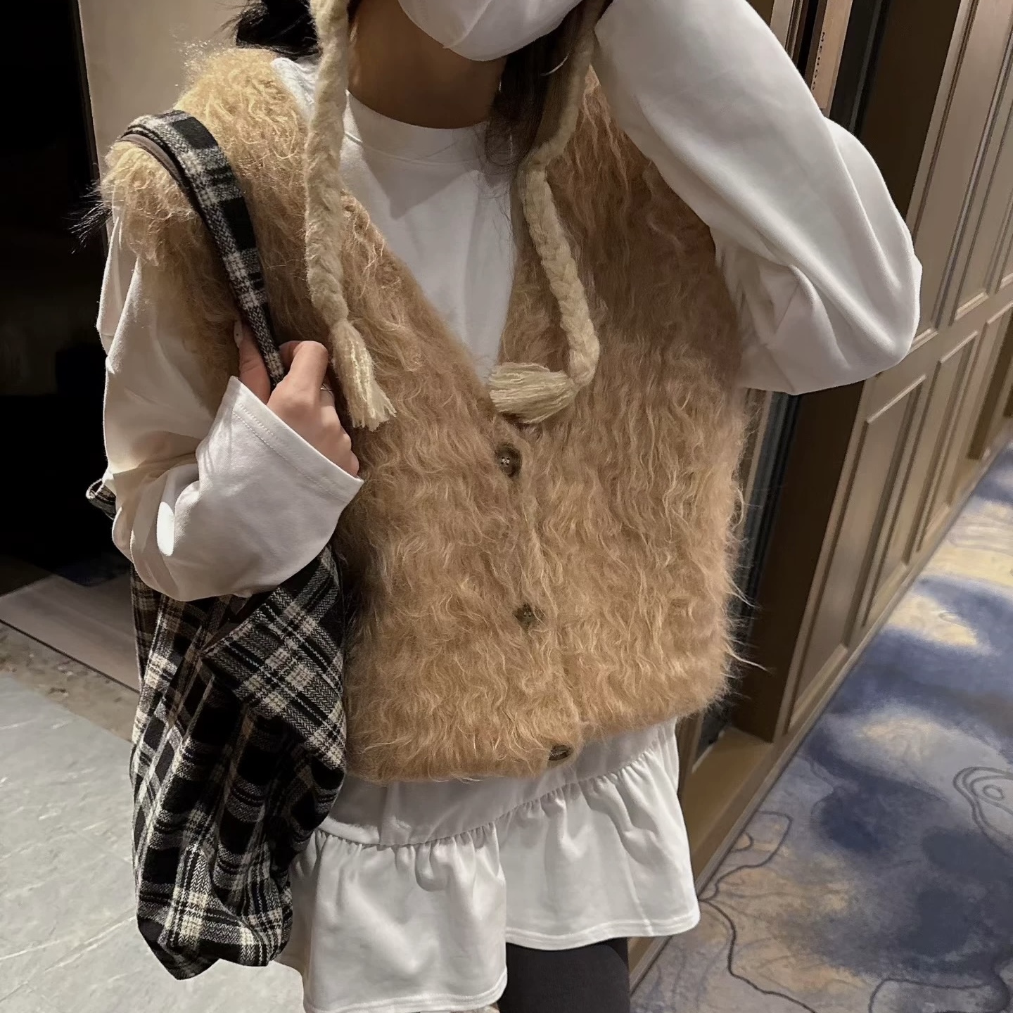 D121拉毛V领重工马甲开衫高级感