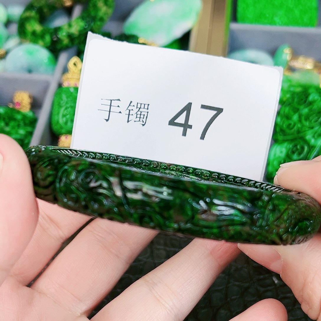 翡翠颈饰未镶嵌手镯