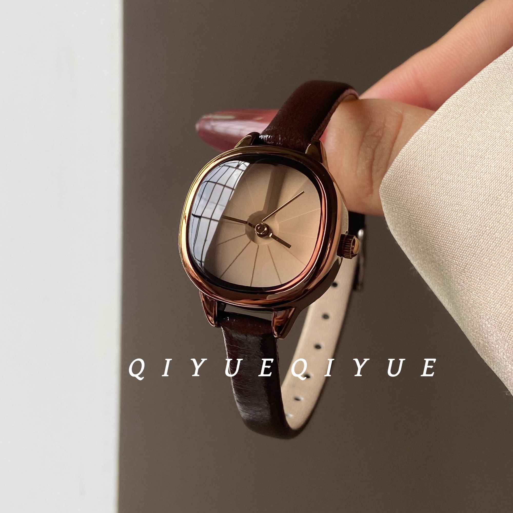 QIYUE 复古《旋转楼梯》方圆盘小棕表皮带时尚感石英女表