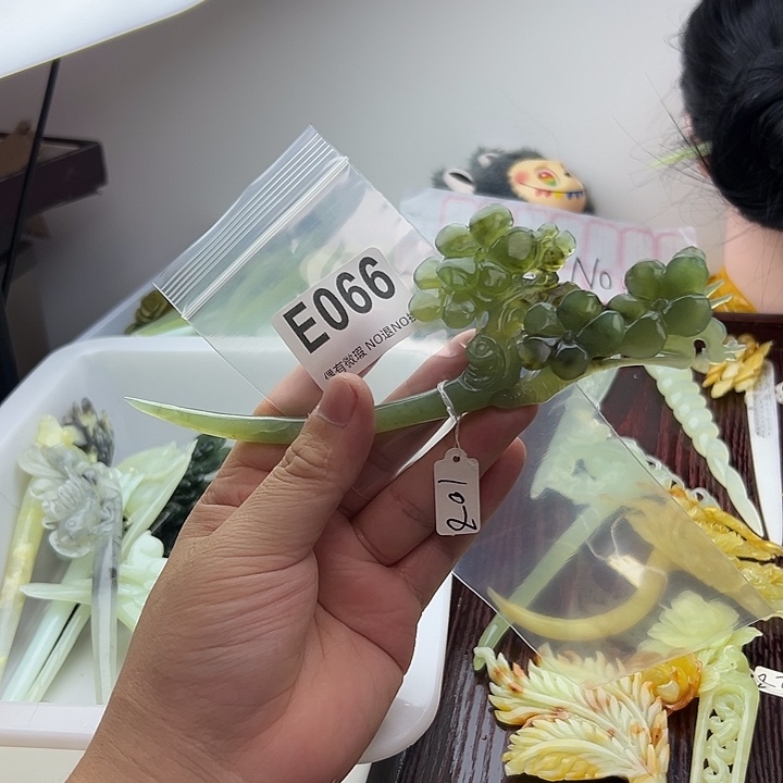 嚣***子蛇纹石玉合金发饰