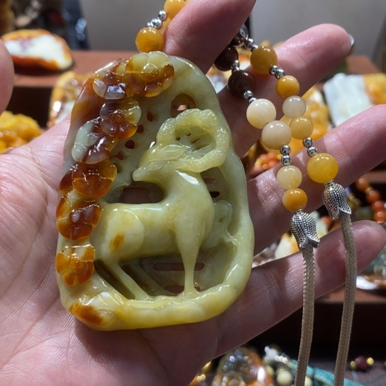 蛇纹石玉未镶嵌颈饰